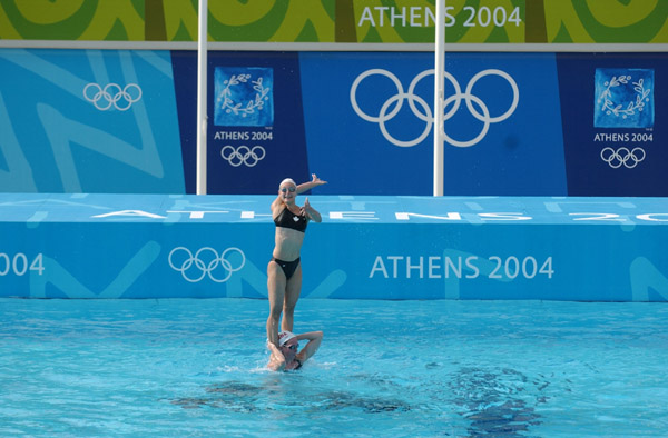 Shayna Nackoney de Calgary sur les paules d'une coquipire lors d'une pratique de l'quipe canadienne de nage synchronise le 10 aot 2004 aux Jeux olympiques  Athnes. (CP PHOTO 2004/Andre Forget/COC)