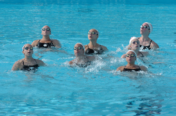 L'quipe canadienne de nage synchronise pratique le 10 aot 2004 aux Jeux olympiques  Athnes. (CP PHOTO 2004/Andre Forget/COC)