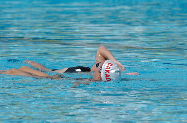 Deux membres de l'quipe canadienne de nage synchronise nage lors d'une sance d'entranement avant les Jeux olympiques d't  Athnes, Grce, le 10 aot 2004. (CP PHOTO 2004/COC-Andre Forget)
