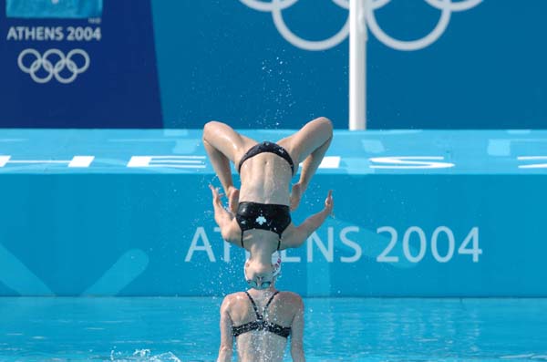 La canadienne Shayna Nackoney de l'quipe de nage synchronise culbute dans les airs lors d'une pratique d'quipe le 10 aot 2004 aux Jeux olympiques  Athnes.(CP PHOTO 2004/Andre Forget/COC)