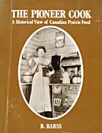 Couverture du livre de cuisine THE PIONEER COOK: A HISTORICAL VIEW OF CANADIAN PRAIRIE FOOD illustrée d'une photo ovale montrant une pionnière debout à côte d'un poêle à bois en train de moudre du café
