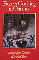 Couverture du livre de cuisine PIONEER COOKING IN ONTARIO: RECIPES FROM ONTARIO HISTORICAL SITES, avec une photo en couleurs d'un poulet que l'on fait cuire à l'aide d'un feu
