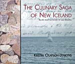 Couverture du livre de cuisine THE CULINARY SAGA OF NEW ICELAND: RECIPES FROM THE SHORES OF LAKE WINNIPEG illustrée d'un voilier sur un lac avec, dans le ciel, du texte manuscrit en filigrane; à gauche, se trouve une bande montrant des roches et des coquillages