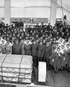 Photo montrant des infirmières et des officiers à bord du navire rebaptisé NCSM LETITIA, en avril 1945
