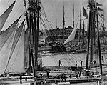 Photo montrant des voiliers qui attendent de pouvoir traverser les écluses dans l'ancien canal maritime Welland, entre 1890 et 1900