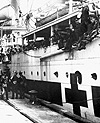 Photo montrant un navire hospitalier duquel débarquent des anciens combattants, accueilli à Halifax, entre 1918 et 1925