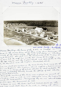 Les photographies prises durant le voyage de l'usine Moose et de Moosonee pour l'adhésion au Traité nº 9 durant l'été de 1935 ont probablement été prises par le commissaire H.N. Awrey. Ce dossier faisait partie de la série Rouge, du fonds RG 10, volume 3034, dossier 235225, partie C, mais il a été transféré plus tard à la division des photographies, accession 1971-205. Les images dans le dossier du fonds RG 10 sont des photocopies des photographies originales, 3 pages